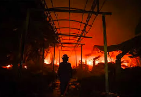 Bencana Kebakaran Melanda Pabrik di Bekasi, Tim Damkar Berjuang Padamkan Api