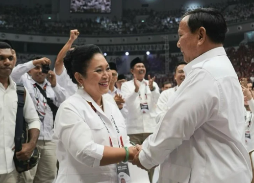 Momen Prabowo Subianto Bersalaman Dengan Titiek Soeharto