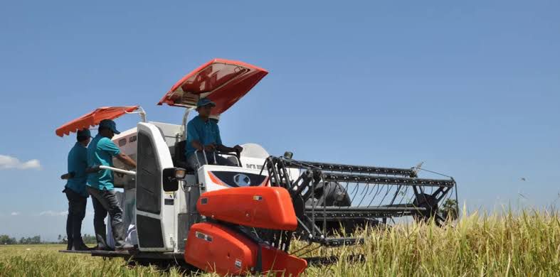 Uji Coba Panen Padi dengan Mesin Combine Harvester di Solokan Jeruk