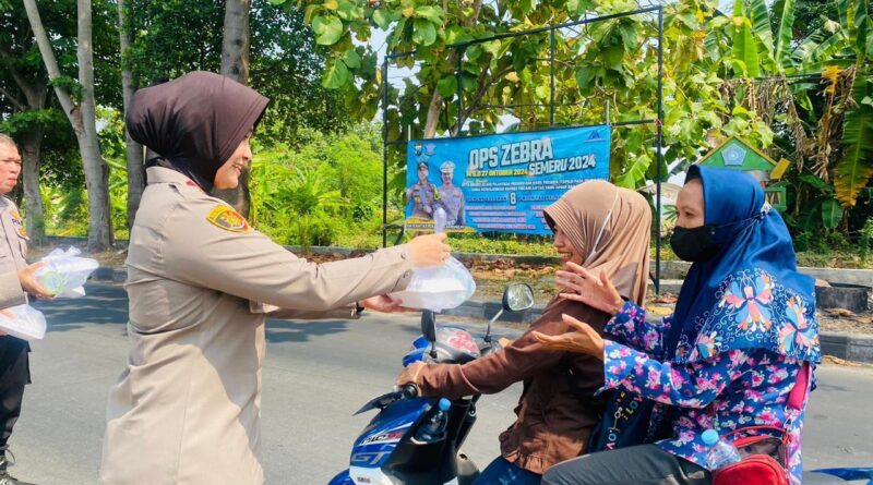 Kapolsek Sedati Beserta Jajaran Bagikan Nasi Kepada Pengendara Sepeda Motor