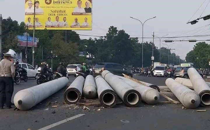 Kepadatan Lalu Lintas di Simpang Buah Batu: Paku Bumi Jatuh dari Truk Sebabkan Kemacetan