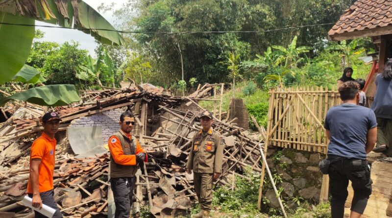 Diterjang Angin Kencang disertai Hujan Deras, BPBD Kabupaten Bandung Tangani Sejumlah Rumah Alami Kerusakan