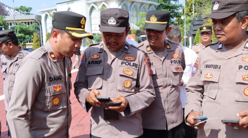 Pastikan Tidak Ada Aplikasi Judi Online, Wakapolres Gresik Cek HP Anggotanya Setelah Apel