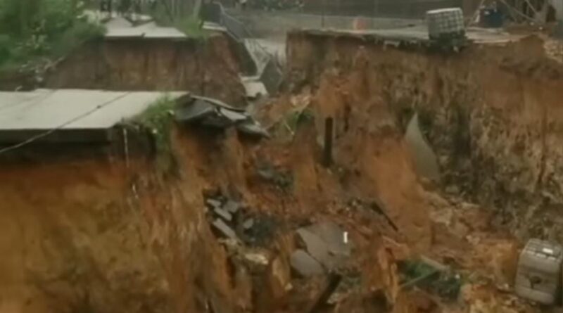Jalan Terpurus Antara Penghubung Kabupaten Tangerang dan Bogor Diakibatkan Longsor