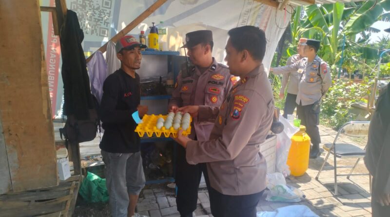 Kapolsek Gunung Anyar Dukung Program Ketahanan Pangan Nasional Melalui Penyaluran Hasil Ternak 6 Kapolsek Gunung Anyar Dukung Program Ketahanan Pangan Nasional Melalui Penyaluran Hasil Ternak