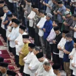 Ilustrasi umat Muslim berjamaah di masjid dengan jadwal sholat Kabupaten Bandung 26 April 2026 sebagai panduan waktu ibadah./visi.news/ist.