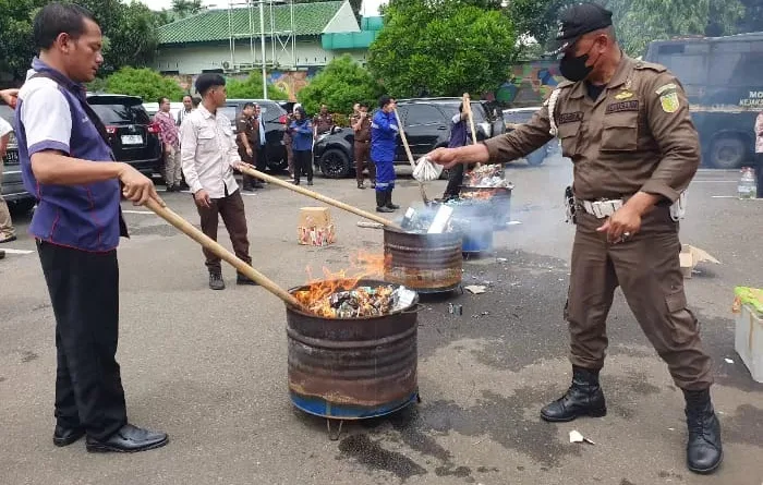 Bea Cukai Jabar dan Pemkab Bogor Musnahkan Rokok dan Miras Ilegal Senilai Rp2,8 Miliar 4 Bea Cukai Jabar dan Pemkab Bogor Musnahkan Rokok dan Miras Ilegal Senilai Rp2,8 Miliar