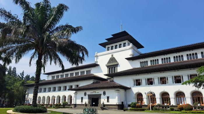 Pemprov Jabar Terapkan WFH dan Shutdown Office untuk Efisiensi Anggaran 5 Pemprov Jabar Terapkan WFH dan Shutdown Office untuk Efisiensi Anggaran