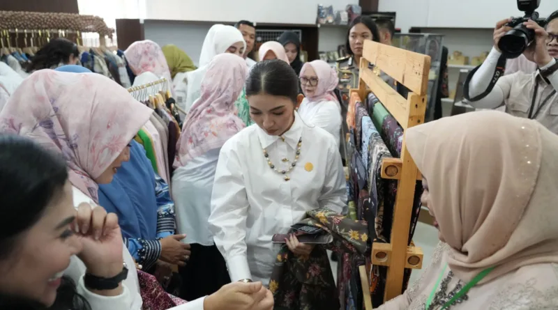 Selvi Gibran Dorong UMKM Batik Kabupaten Bandung Lestarikan Motif Kina sebagai Identitas Lokal 8 Selvi Gibran Dorong UMKM Batik Kabupaten Bandung Lestarikan Motif Kina sebagai Identitas Lokal