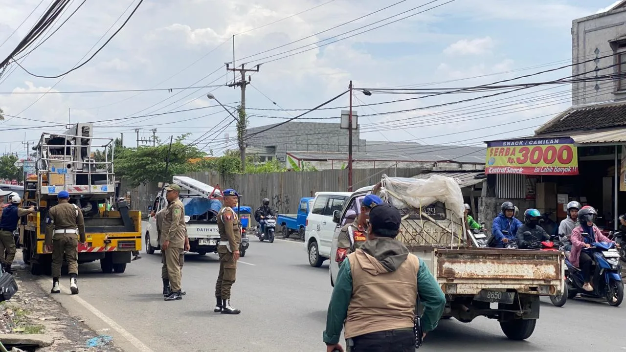 Reklame Liar Disegel! Satgas Kabupaten Bandung Tak Lagi Toleransi Pelanggaran Izin 2 WhatsApp Image 2025 10 23 at 12.00.54