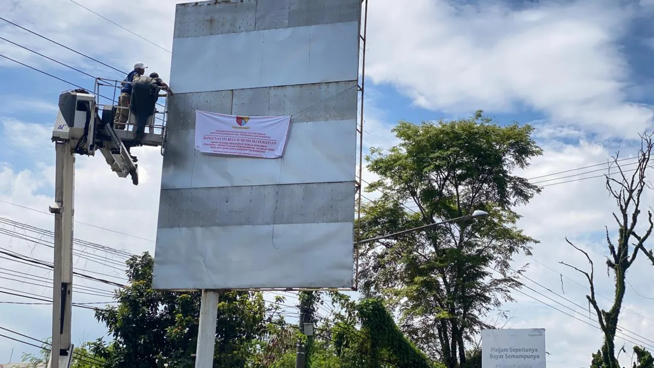 Reklame Liar Disegel! Satgas Kabupaten Bandung Tak Lagi Toleransi Pelanggaran Izin 1 WhatsApp Image 2025 10 23 at 12.00.58