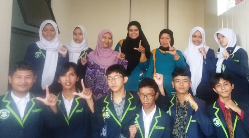 Siswa Kelas IX SMP Bahtera Kunjungi Taman Bacaan Masyarakat (TBM) Sukamulya Cerdas Cinambo