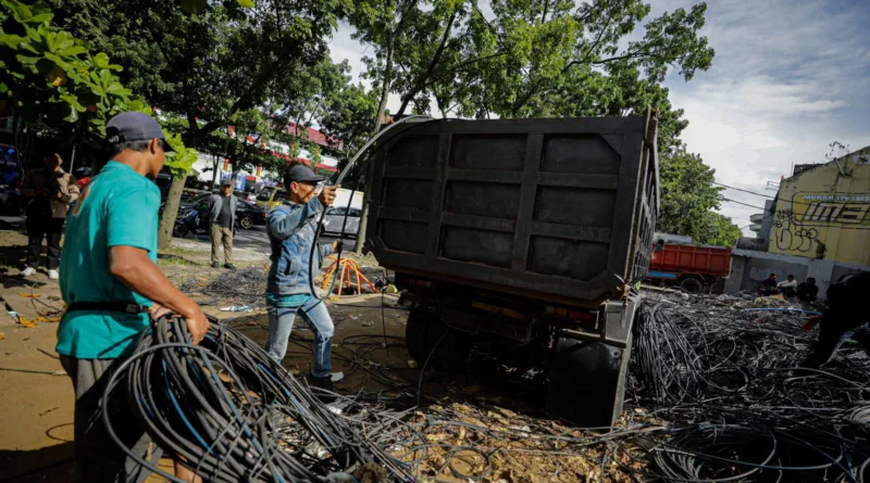 Tragedi Kabel Semrawut Berakhir di Buahbatu, 14 Ton Kabel Udara Diturunkan dalam Satu Malam