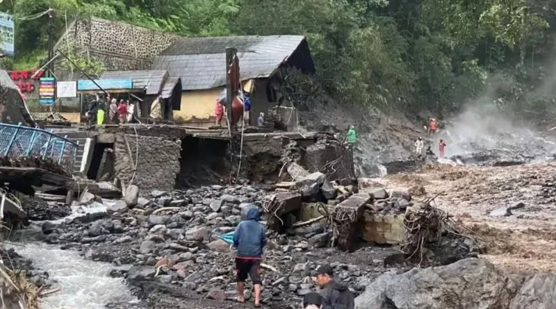Banjir Bandang Lumpuhkan Akses Wisata Guci, Tiga Jembatan Vital Ambruk