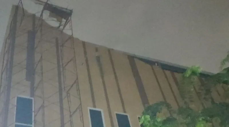 Cuaca Ekstrem Terjang Kemayoran, Atap GOR Serdang Ambruk Akibat Angin Kencang