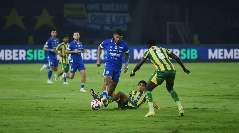 Gol Telat Berguinho Antar Persib Kembali ke Puncak Klasemen