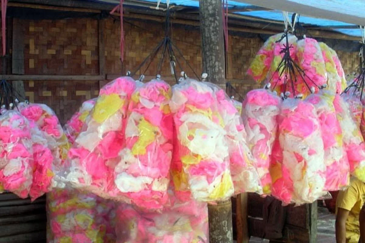 Kerupuk melarat makanan khas Cirebon digoreng pasir./visi.news/ist.