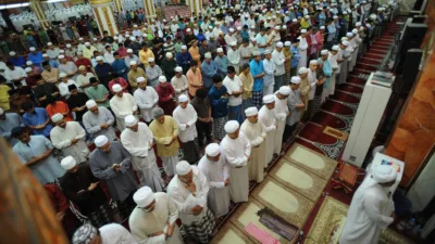 Ilustrasi umat Muslim berjamaah di masjid dengan jadwal sholat DKI Jakarta 5 Mei 2026 sebagai panduan waktu ibadah./visi.news/ist.