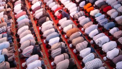 Ilustrasi umat Muslim berjamaah di masjid dengan jadwal sholat DKI Jakarta 28 Februari 2026 sebagai panduan waktu ibadah./visi.news/ist.