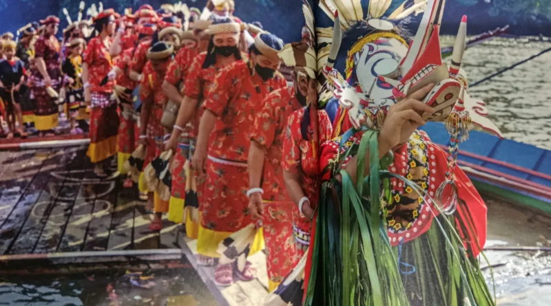 Ati Bachtiar Bertutur di antara Gambar