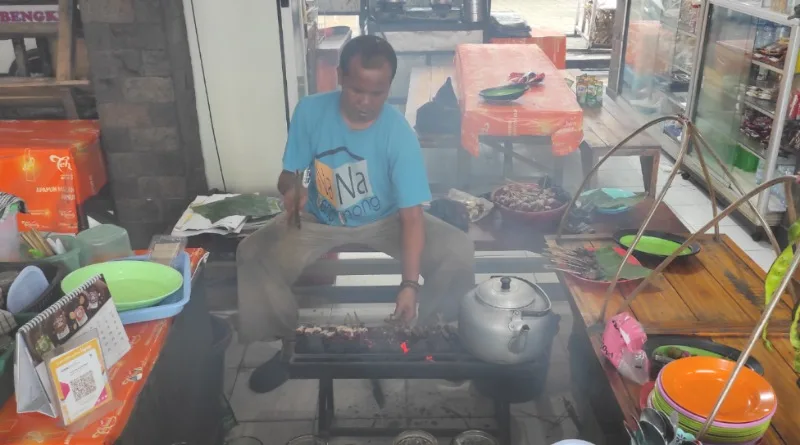Mang Rusli dan Manisnya Asap Sate Plered