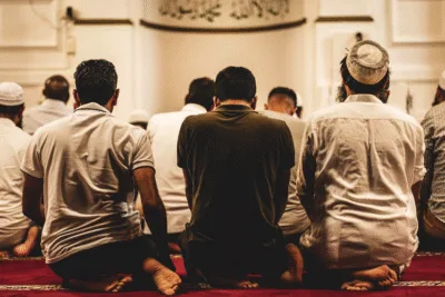 Ilustrasi umat Muslim berjamaah di masjid dengan jadwal sholat Kabupaten Bandung 17 Maret 2026 sebagai panduan waktu ibadah./visi.news/dezis.id.