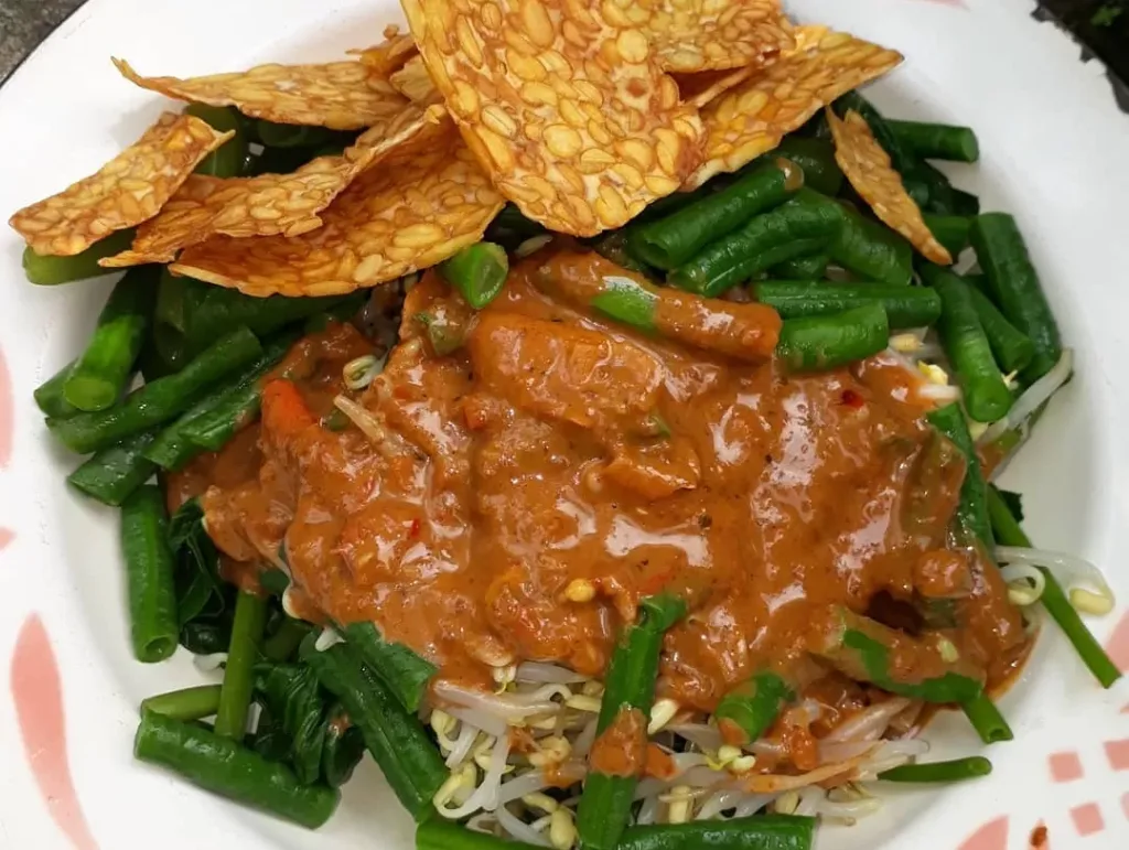 Pecel Cirebon makanan khas dengan saus kacang cair./visi.news/ist.