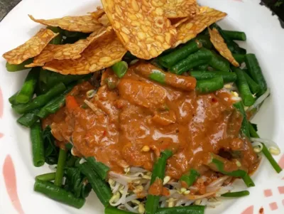 Pecel Cirebon makanan khas dengan saus kacang cair./visi.news/ist.