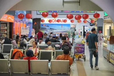 Sejumlah penumpang menunggu kedatanagn Kereta Api (KA) di Stasiun./visi.news/ist.