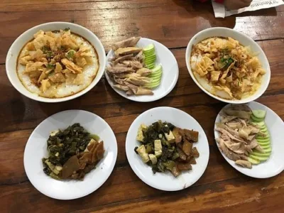 Bubur Ayam Bunut khas Sukabumi dengan risol dan pepes ayam./visi.news/ist.