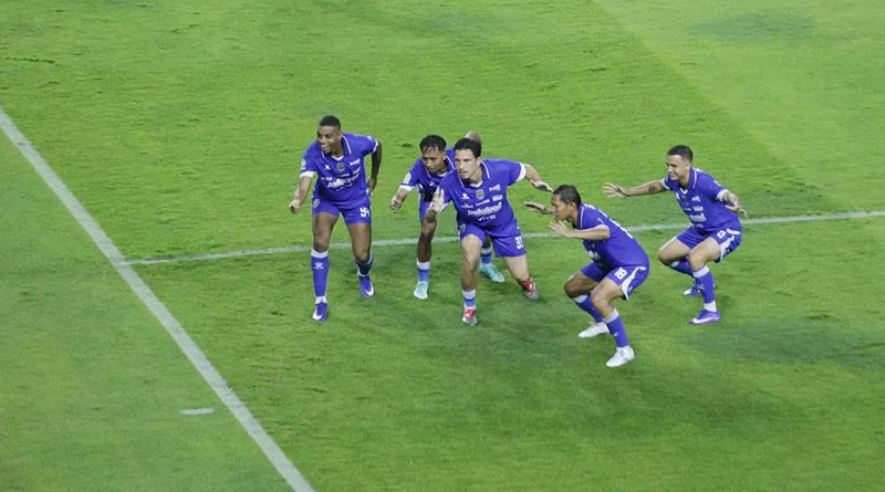 Babak Pertama, Gol Penalti Haye Antar PERSIB Unggul