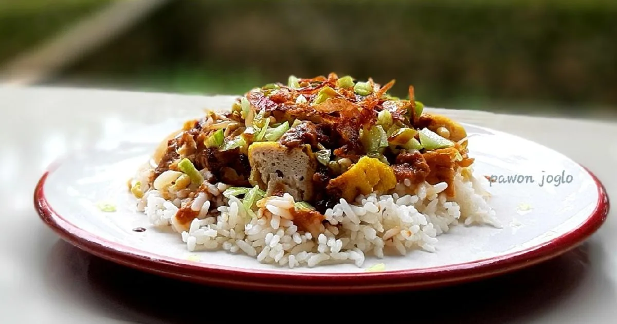 Lengko kecap makanan khas Cirebon dengan tahu tempe./visi.news/pawon joglo.
