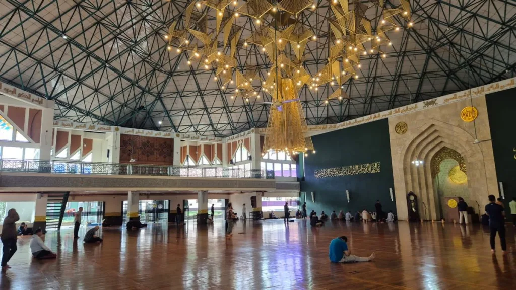 Masjid untuk iktikaf di Bandung yang ramai jamaah saat Ramadan./visi.news/ist.