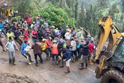 Evakuasi truk masuk jurang di Pasuruan sedalam 40 meter akibat longsor di kawasan Gunung Bromo./visi.news/BPBD Kabupaten Pasuruan.