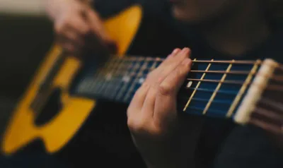 hobi main alat musik./visi.news/musiklik.