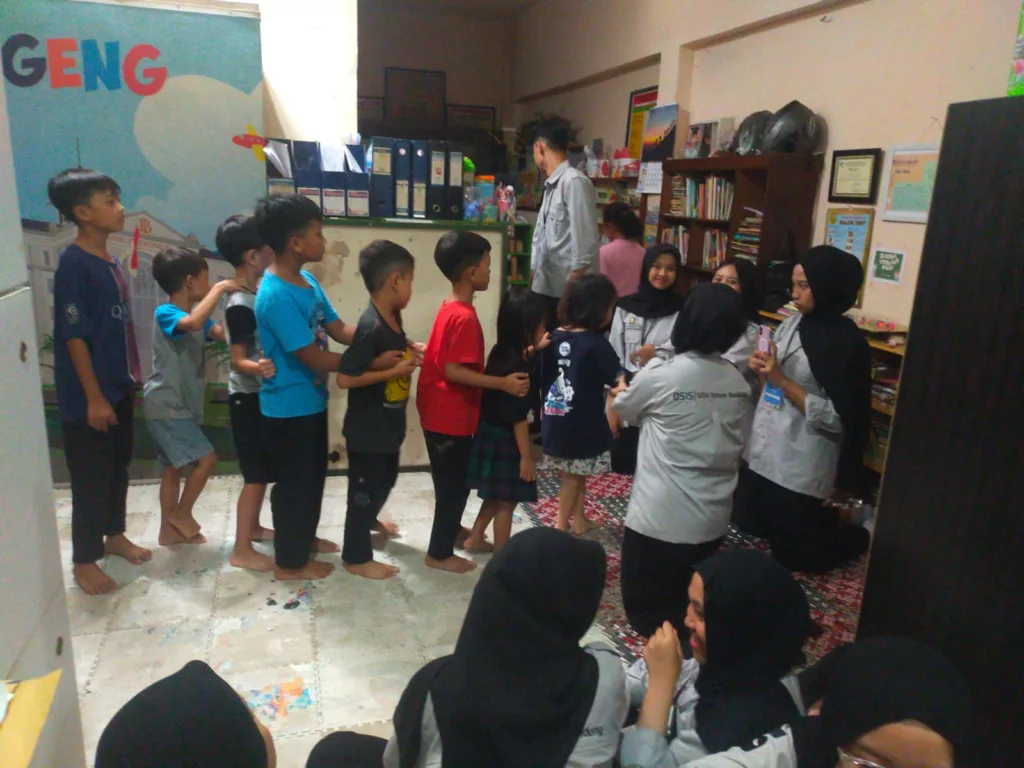 Bermain dan Bercerita juga merupakan bagian dari kegiatan Literasi di TBM Sukamulya Cerdas.