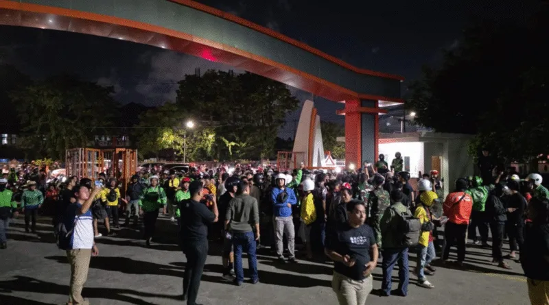 Kericuhan di Kampus UNM, Ratusan Ojol dan Mahasiswa Saling Lempar Batu