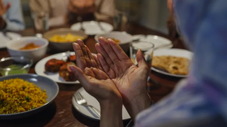 Doa Hari ke-21 Ramadhan lengkap Arab Latin dan arti dibaca saat awal bulan puasa./visi.news/iStock.