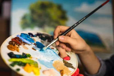 Hobi melukis dengan kanvas dan cat sebagai kegiatan seni kreatif./visi.news/ist.