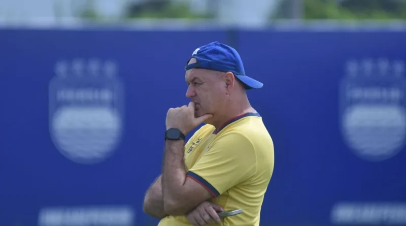 Deputy CEO Jawab Masa Depan Bojan Hodak di Persib