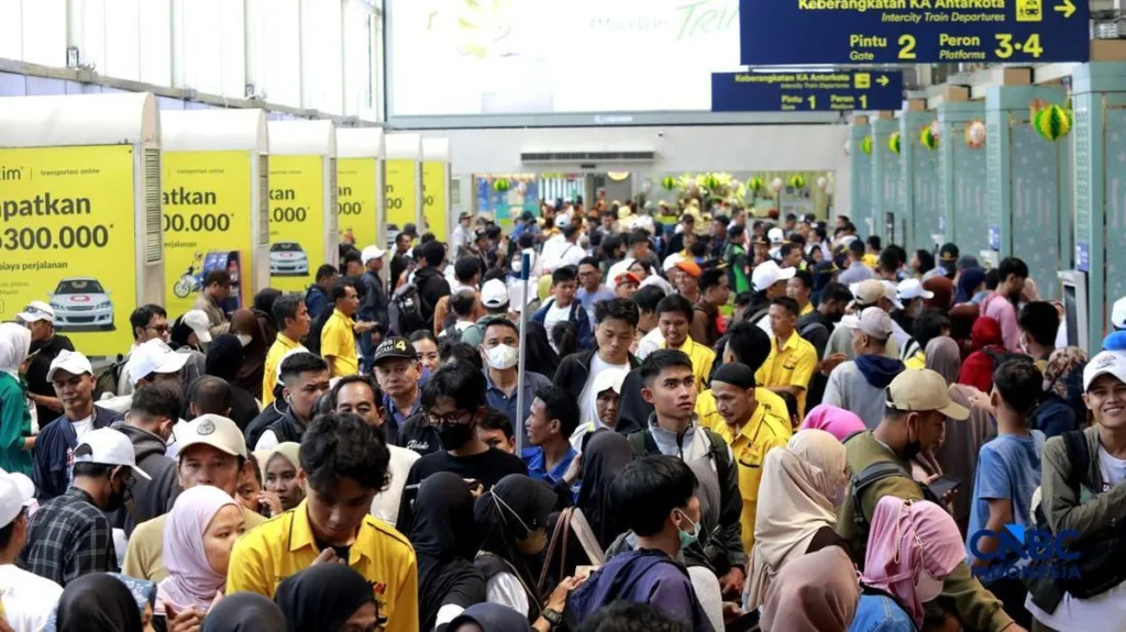 stasiun tersibuk mudik lebaran 2026 dengan lonjakan penumpang kereta api./visi.news/st.