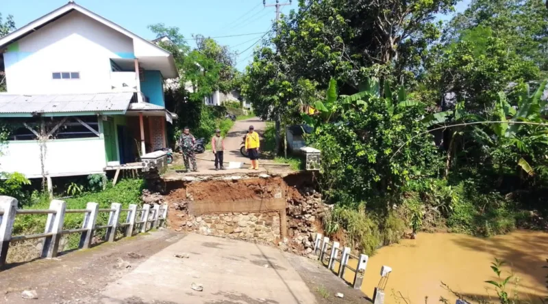 Jembatan Penghubung Desa di Sukabumi Putus Diterjang Arus Sungai