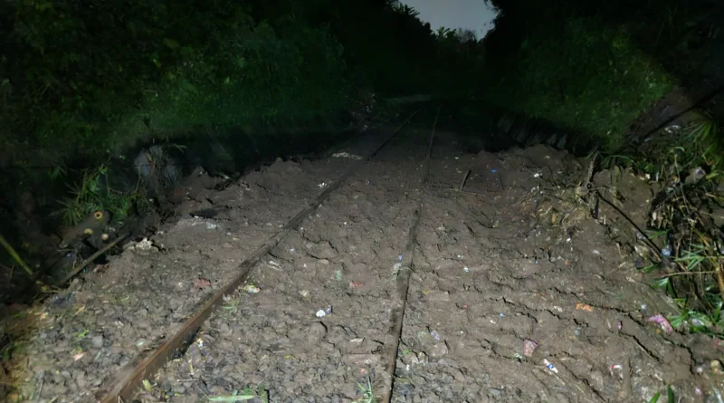 Jalur Rel Kereta Api di Sukabumi Terdampak Longsor