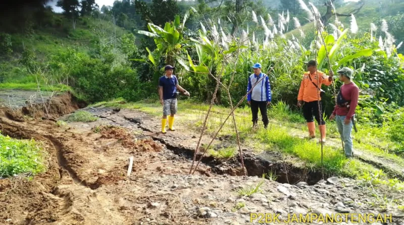 Pergerakan Tanah Putus Jalan di Jampangtengah Sukabumi