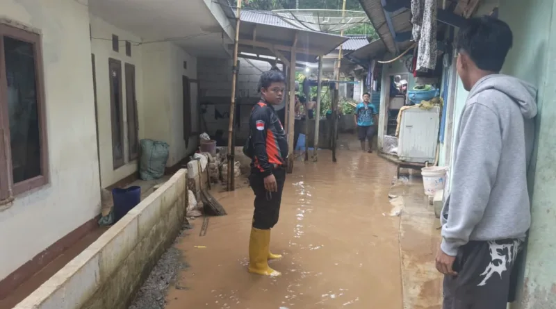 Banjir Luapan Sungai Rendam 10 Rumah di Pamuruyan Sukabumi