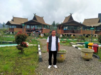 Camat Ibun Pipin Zaenal Arifin saat monitoring kawasan wisata Kampung Sunda Kamojang di Desa Laksana, Kecamatan Ibun, Kabupaten Bandung. /istimewa