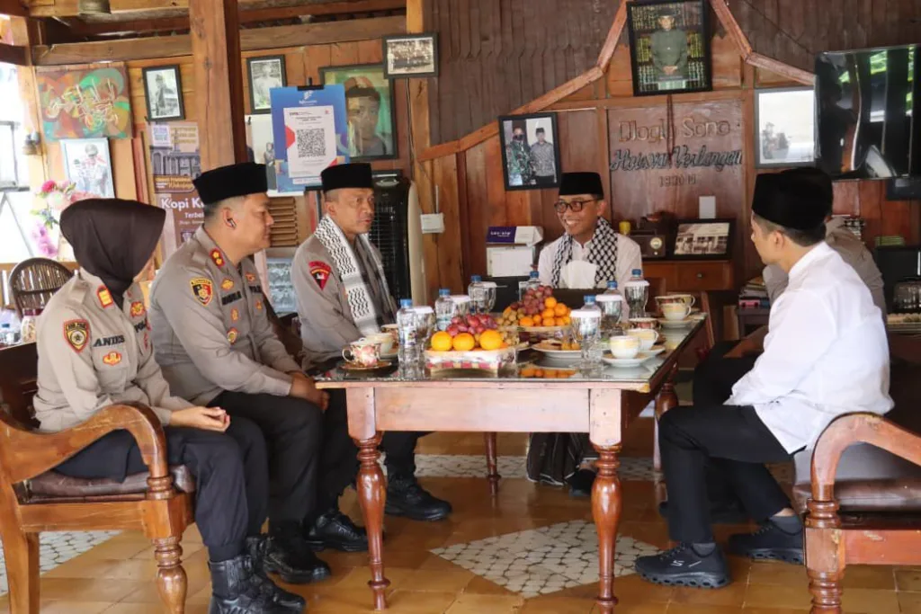Kapolda Jabar Irjen Pol. Dr. Rudi Setiawan saat bersilaturahmi di Pondok Pesantren Darussalam Cijeungjing, Kabupaten Ciamis. /istimewa
