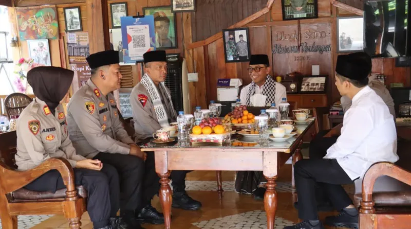 Silaturahmi Kapolda Jabar di Ponpes Darussalam Ciamis, Perkuat Sinergi Polri dan Pesantren dalam Menjaga Kamtibmas