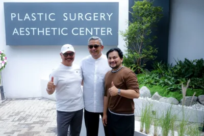 Wali Kota Bandung Muhammad Farhan bersama dr. Tompi dan tim saat pembukaan Beyoutiful by dr. Tompi di Kota Bandung. /istimewa