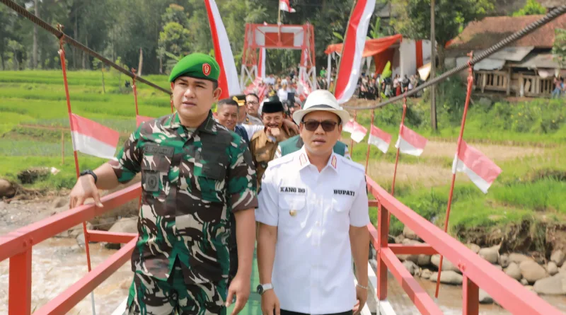 Kang DS Resmikan Jembatan Gantung Perintis Garuda di Pacet